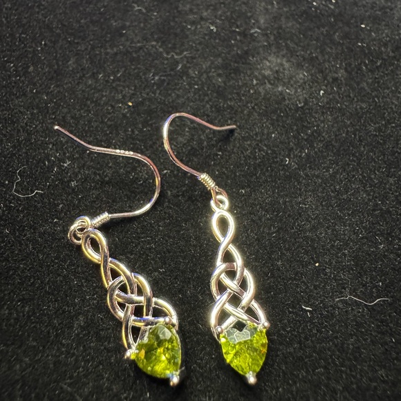 Gorgeous Sterling Silver Earring with a Green CZ - Picture 1 of 5
